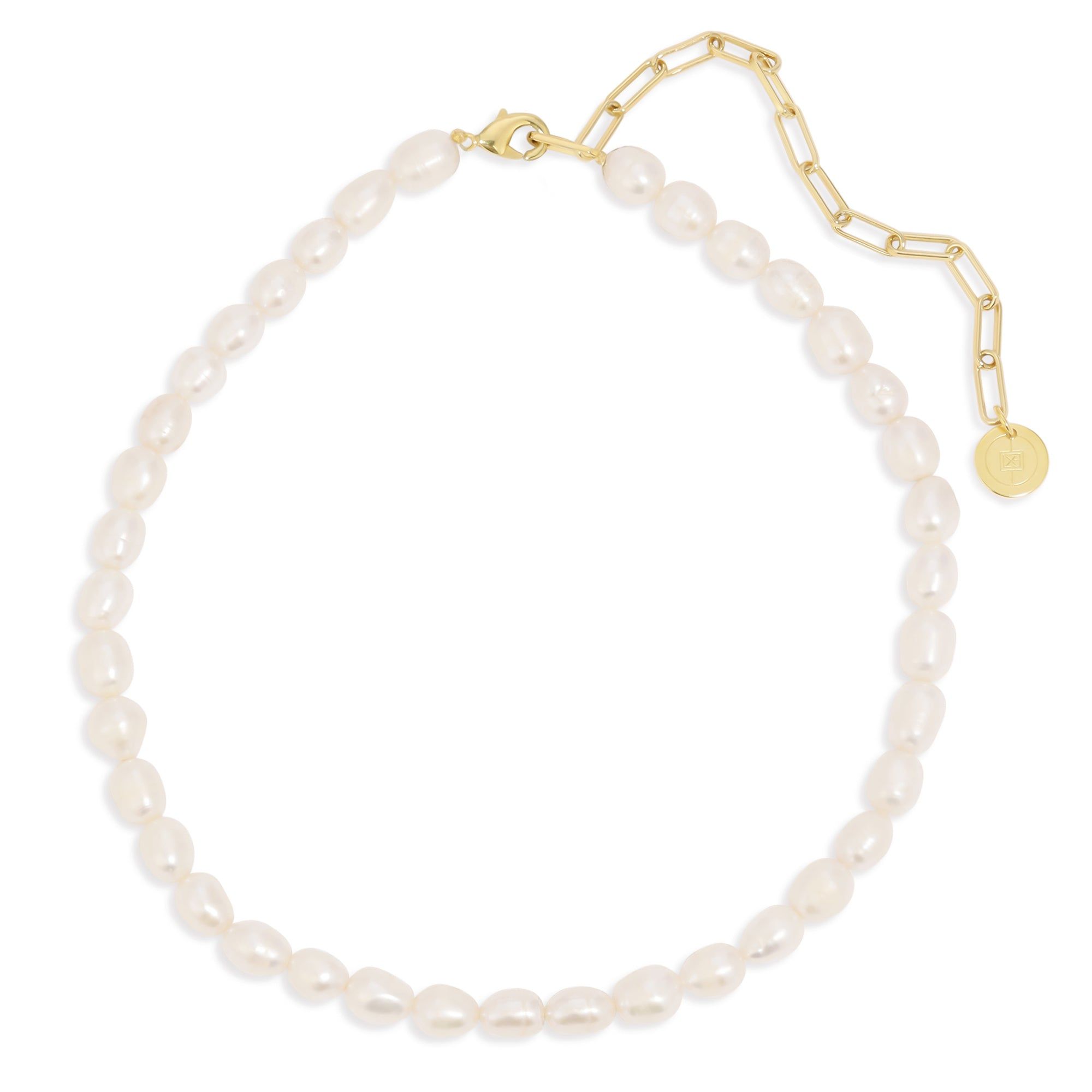 Beautiful Piper Pearl Choker Necklace with a shiny Gold Chain and elegant pearls