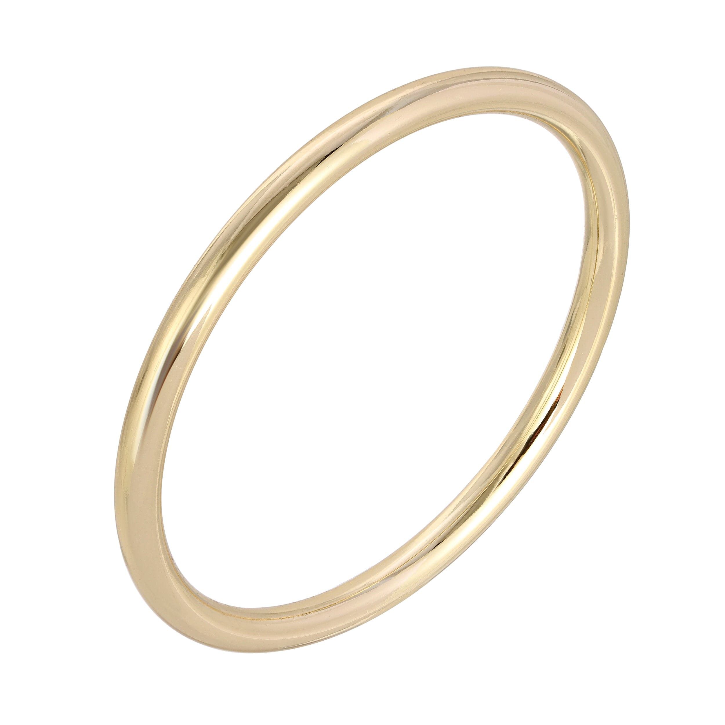 Simple gold ring from the Classic Bangle Set for a chic look