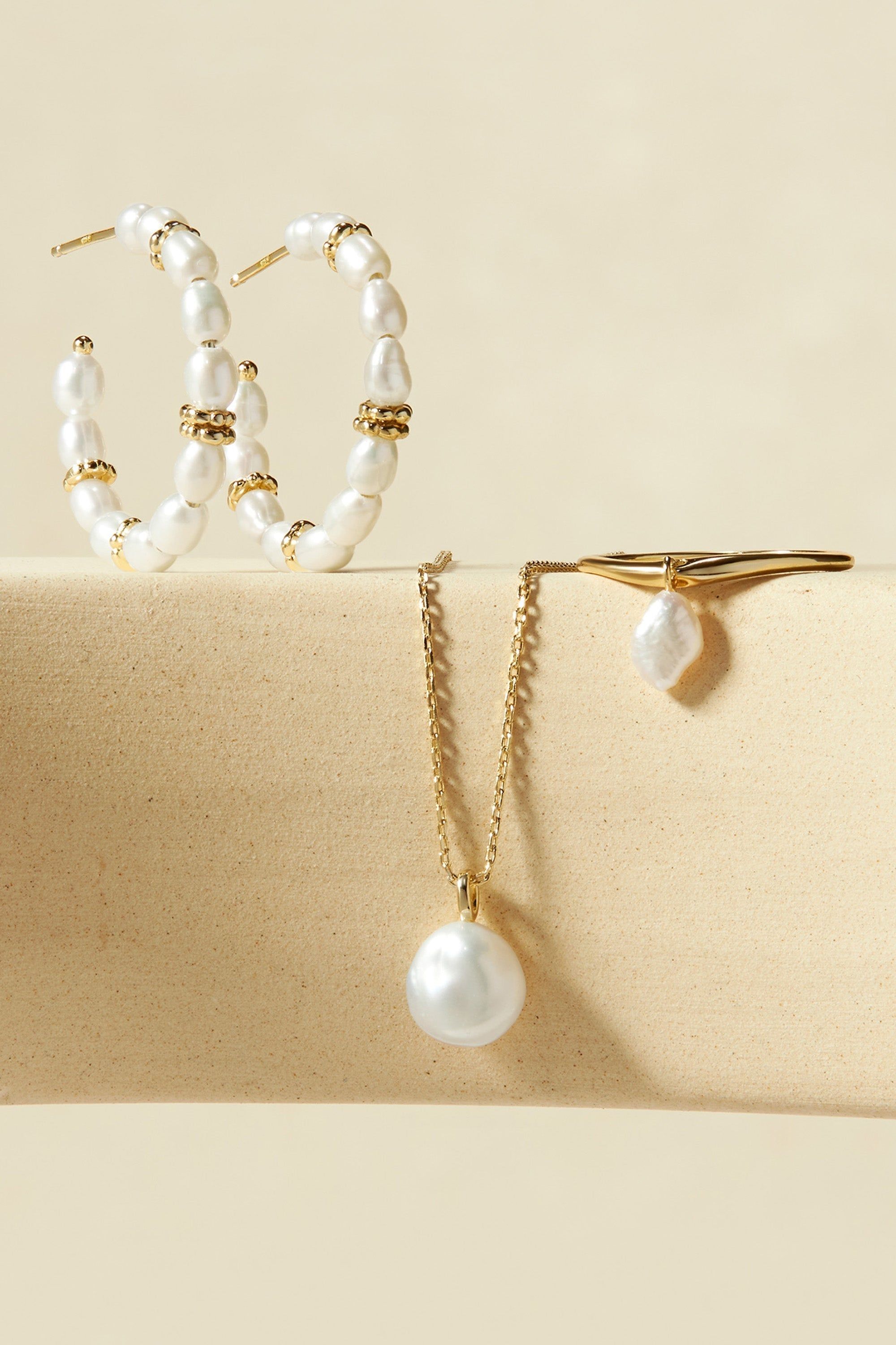Shiny Pearl and Gold Jewelry Set featuring the Wavy Ring with Pearl design