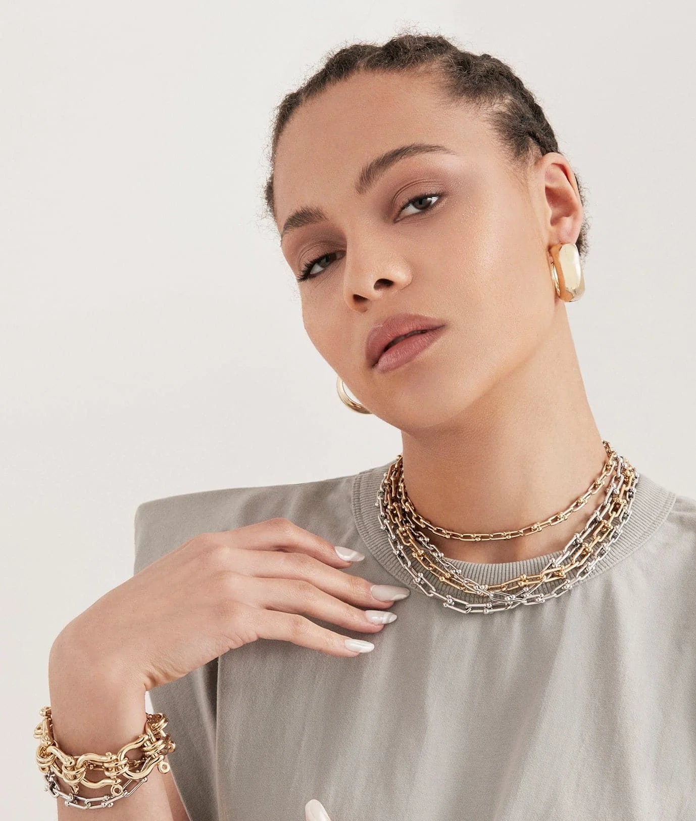 Woman wearing the small Margaux Necklace with a custom U link in 14k gold